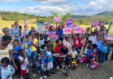 Gobernadora entrega cientos de juguetes a niños por el Día de Reyes en Dajabón