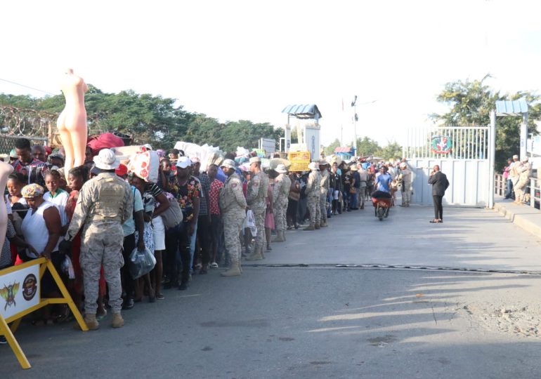 Del caos al orden: Haitianos cruzan la frontera para participar en mercado de Dajabón