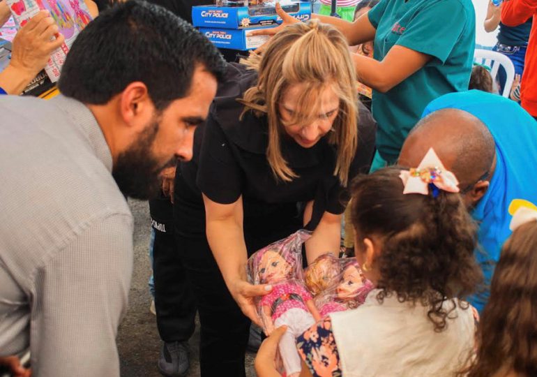 Fundación Cruz Jiminián llena de alegría a niños de la capital con entrega de juguetes