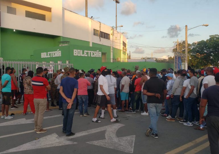 #VIDEO: Largas filas y desorden en el Tetelo Vargas por boletas para primer juego de Serie Final