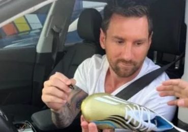 Messi firma camiseta a fanáticos argentinos en semáforo de Miami