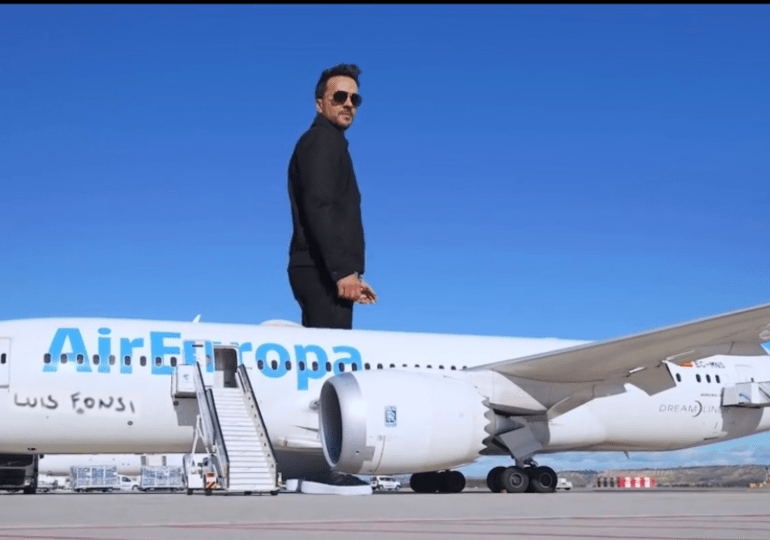 ¡Yo quiero un mundo contigo! Luis Fonsi es honrado por Air Europa con avión que llevará su nombre y frase