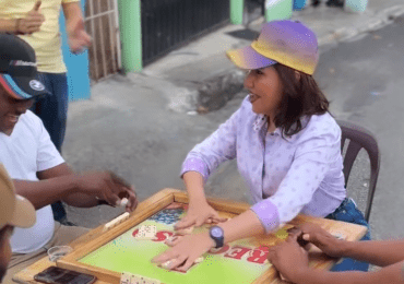 #VIDEO: Margarita Cedeño disfruta de una mano de dominó junto a su gente de Santo Domingo
