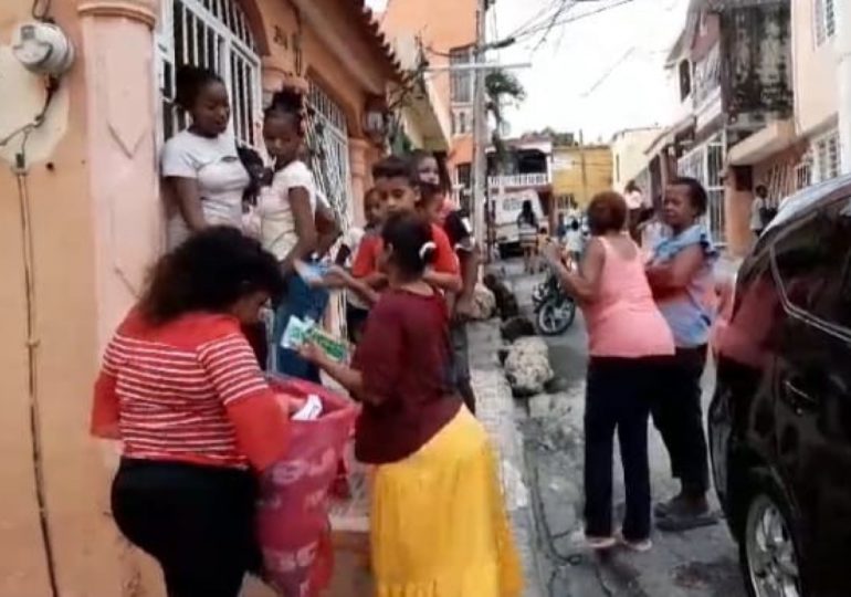 Candidata a regidora del PLD Maria Hernández entrega juguetes en Haina