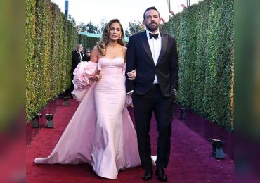#VIDEO: Jennifer Lopez y Ben Affleck impactan al llegar a los Premios Globos de Oro