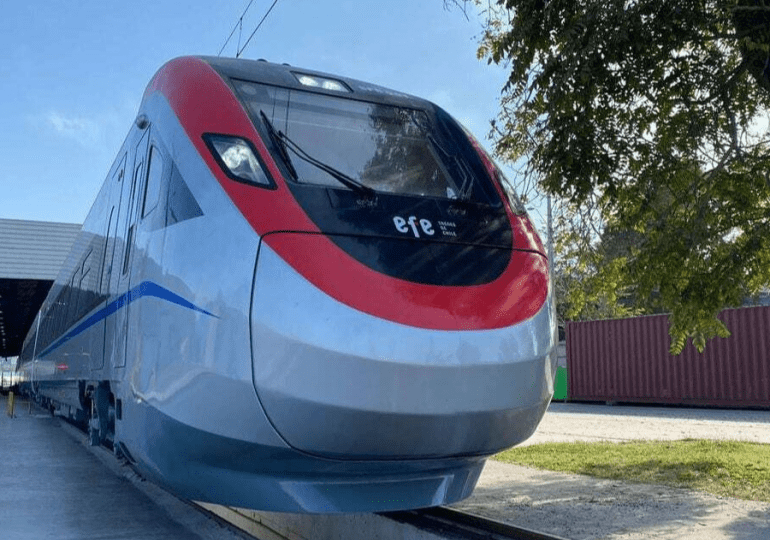 El primer tren rápido de Chile realiza viaje inaugural a 160 km/hora