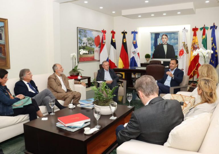 Abel Martínez recibe en su despacho visita de cinco embajadores