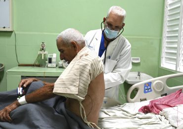 Cuba da estímulos salariales a médicos para retenerlos en hospitales