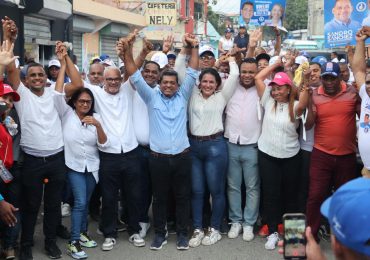 El candidato a alcalde Junior Santos realiza "multitudinario mano a mano" en la zona Sur de Los Alcarrizos