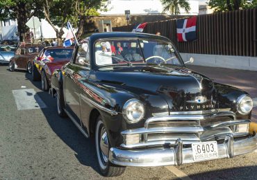 Realizan exhibición y desfile de autos antiguos en “Caravana por Patria”