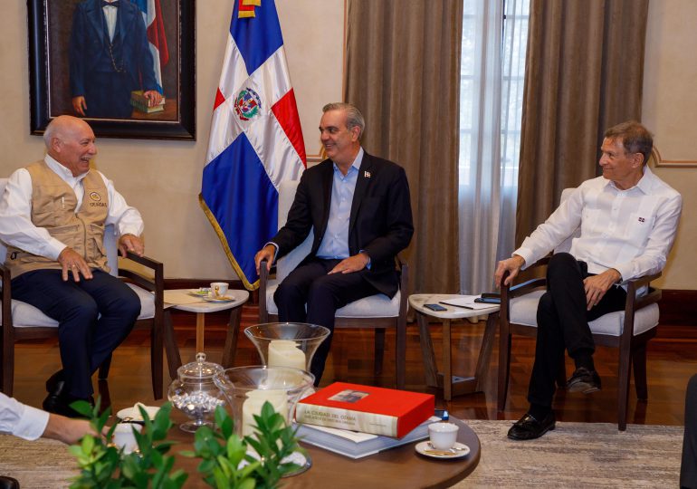 Presidente Luis Abinader recibe al jefe de la Misión de la OEA y otros observadores electorales