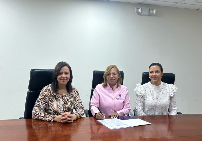 Hospital Arturo Grullón y ARS Universal firman acuerdo para brindar servicios a los afiliados