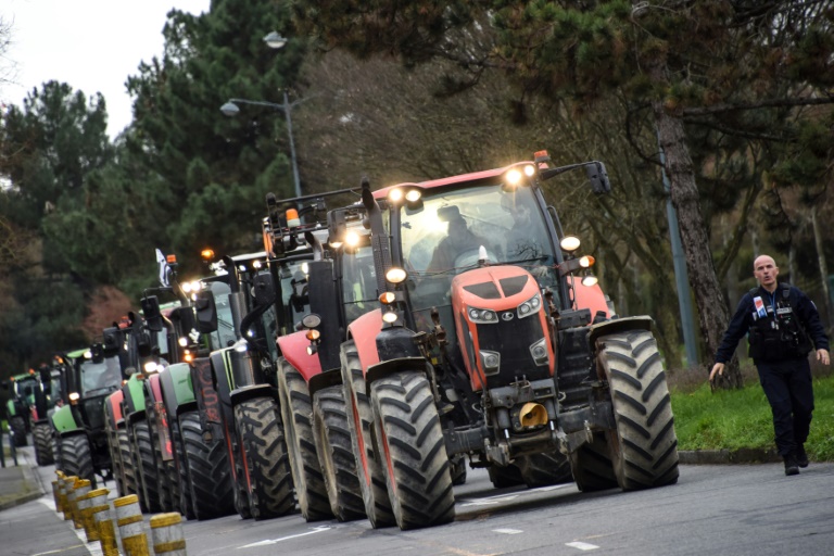 Los agricultores empiezan a retirar sus bloqueos de carreteras en Francia