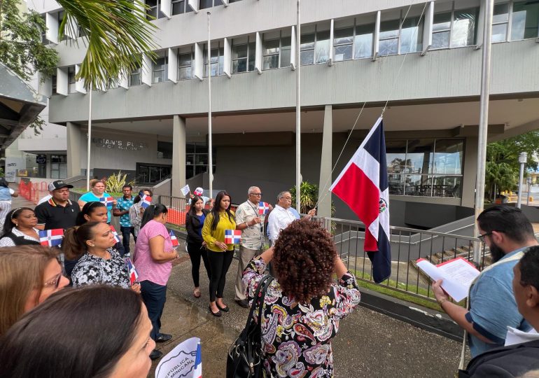 Consulado Dominicano en PR iza bandera en inicio fiestas patrias 2024