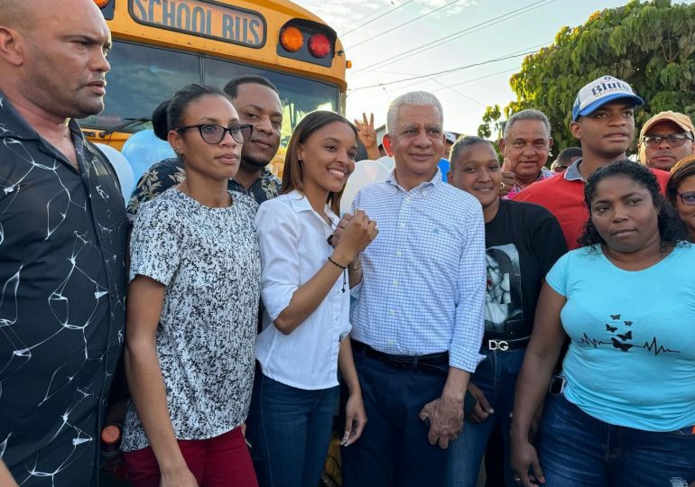 Ricardo de los Santos dona autobuses a estudiantes universitarios de Fantino y La Bija 