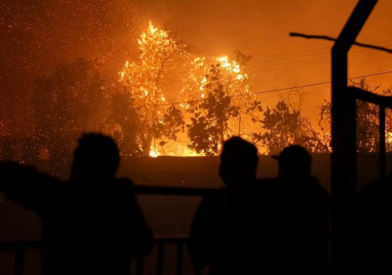 Aumenta a 99 los muertos por incendios forestales sin tregua en Chile
