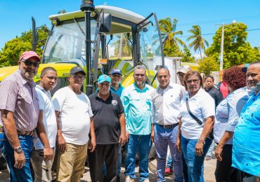 FEDA entrega tres tractores en apoyo a los productores de plátano de Pedernales