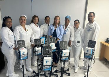 Dirección del Hospital Arturo Grullon entrega equipos médicos a enfermería