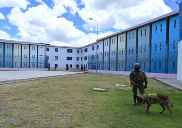 Tres presos se fugan de cárcel militarizada en Ecuador visitada por periodistas