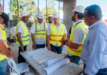 Ministro Bonilla supervisa avances en construcción de Unidad Traumatológica de Higüey