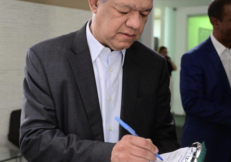 Leonel Fernández firma por la solución drenaje del Distrito Nacional en apoyo al candidato a alcalde Domingo Contreras