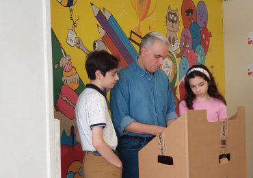 Luis Miguel De Camps enseña a sus hijos a votar