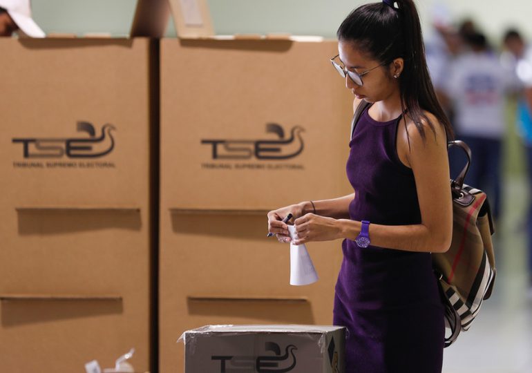 Salvadoreños acuden a las urnas para elegir a su presidente para los próximos 5 años