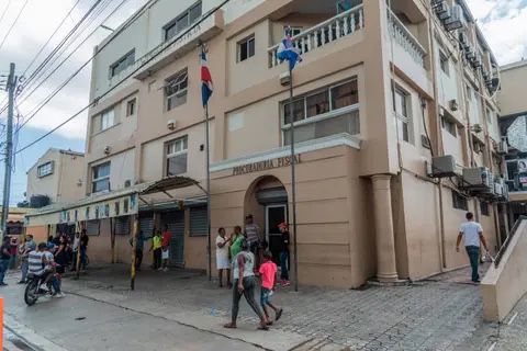 DGSPC y la Policía Nacional persiguen a privado de libertad que se escapó del Palacio de Justicia de Santo Domingo Este