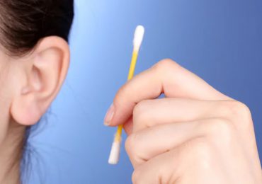 Eliminar cera con hisopos para limpiar los oídos puede ser perjudicial, aseguran expertos médicos