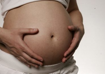 Mujer finge 5 embarazos y 12 abortos para no trabajar