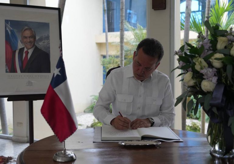 Ito Bisonó firma libro de condolencias por fallecimiento del expresidente chileno Sebastián Piñera Echenique