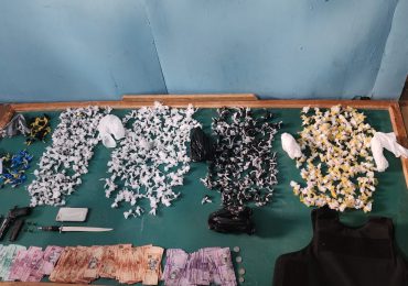 Policía desmantela puntos de drogas y ocupa pistola con chalecos antibalas en Azua