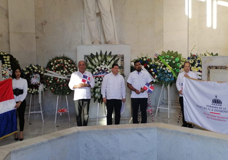 DIGEGA deposita ofrenda floral en el Altar de la Patria