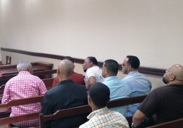 Anthony Santos llega al tribunal para conocer juicio de fondo