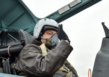 Al igual que Putin, Poroshenko vuela en cazabombardero ante las cámaras