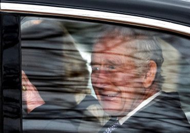 Carlos III aparece sonriente tras anuncio de su cáncer