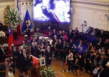 "Estamos vivos por él", agradece grupo de los 33 mineros rescatados en 2010 en funeral de Piñera