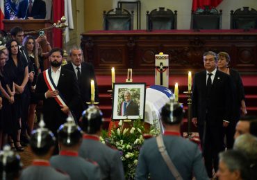 Adversarios políticos, expresidentes y seguidores despiden a Piñera en Chile