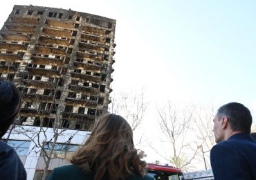 Cuatro muertos y 14 desaparecidos en un incendio que devoró un edificio en España