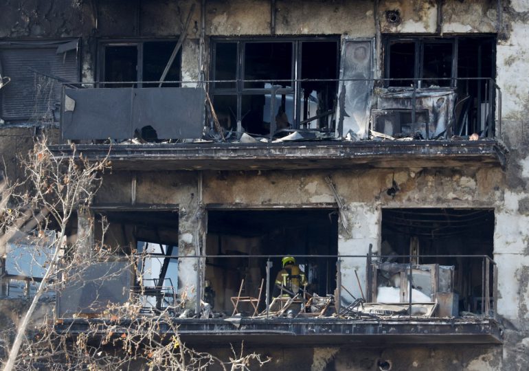 Valencia llora a los muertos en el brutal incendio de un edificio de viviendas