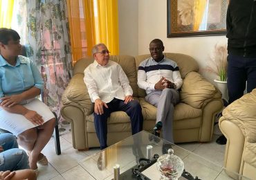 Danilo Medina realiza visita al pastor Jhonny Encarnación, candidato alcalde por La Caleta