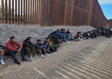 Texas arremete contra refugio de migrantes mientras refuerza control fronterizo con México