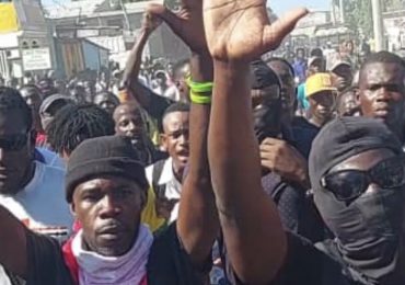 Levantamiento popular: Fiscalía de Puerto Príncipe prohíbe portar armas durante las reuniones