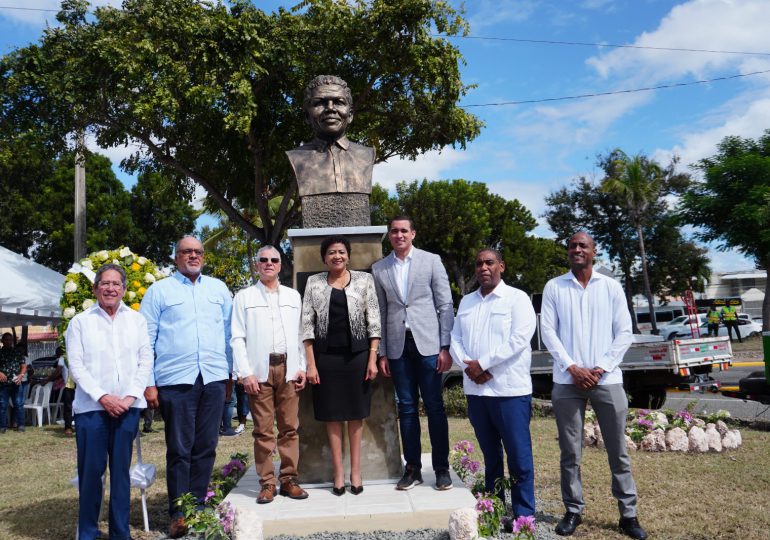 Ayuntamiento de Santo Domingo Este levanta escultura de Nelson Mandela en el Paseo de la Historia