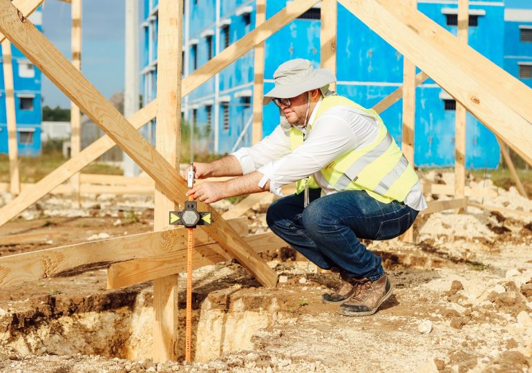 Ministro Carlos Bonilla supervisa inicio de trabajos en el Centro Correccional y de Rehabilitación de las Parras