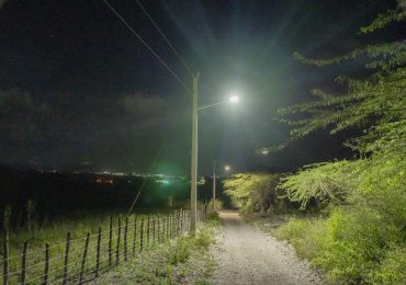 Edesur electrifica remota comunidad El Pie de la Loma en Bahoruco, tras 100 años de espera