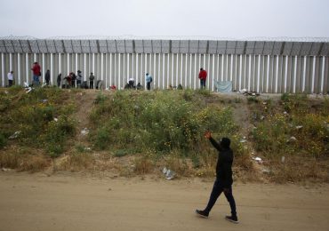 Caen a la mitad los cruces de migrantes en frontera entre EEUU y México