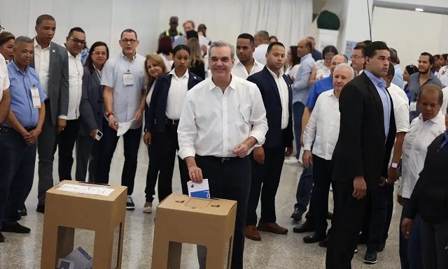 Luis Abinader ejercerá derecho a voto este domingo a las 10:30 de la mañana