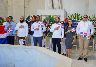 Ministerio de la Juventud honra memoria de Padres de la Patria con ofrenda floral en Altar de la Patria