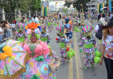 Tarima alcaldía  reúne a miles de personas en Carnaval de Santiago 2024